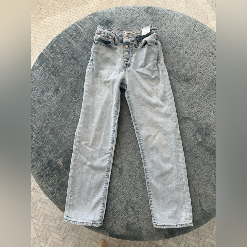 Levi’s Wedgie Straight Leg Jeans - Distressed & Cropped 👖✨